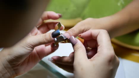 mujer recibiendo extensión de uñas de gel por parte de la esteticista.