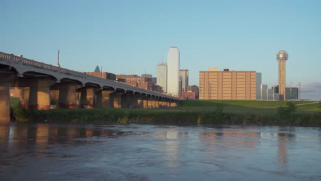 4k---Skyline-Von-Dallas-Mit-Dem-Trinity-River-Im-Vordergrund-Bei-Sonnenuntergang