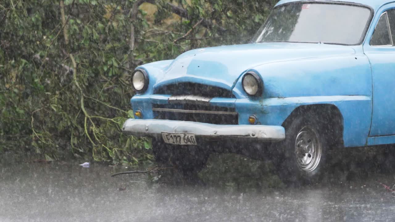 열대 폭풍 에 빠진 빈티지 자동차