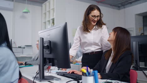 mujeres de negocios colaborando en un escritorio