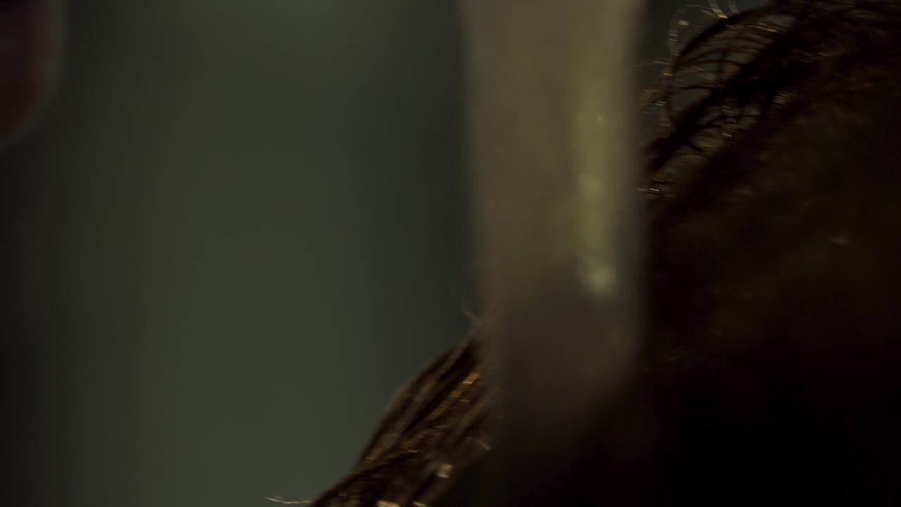 lavar el cabello bajo un grifo