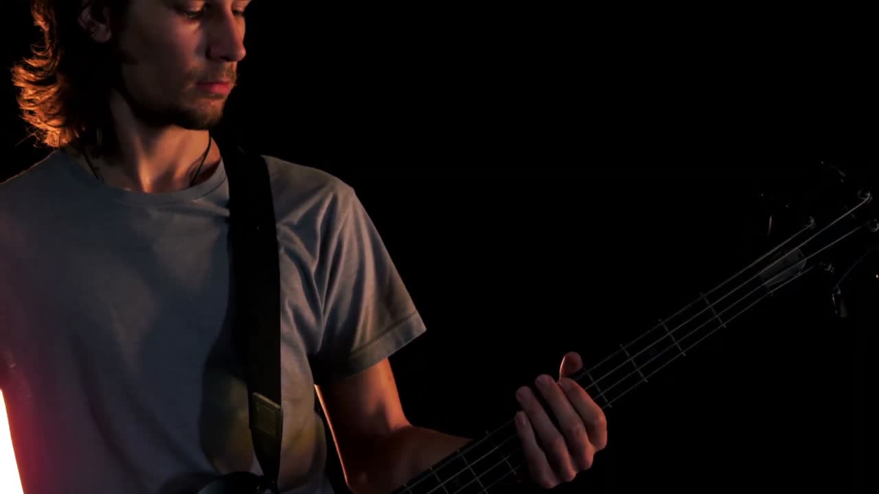 un hombre tocando el bajo