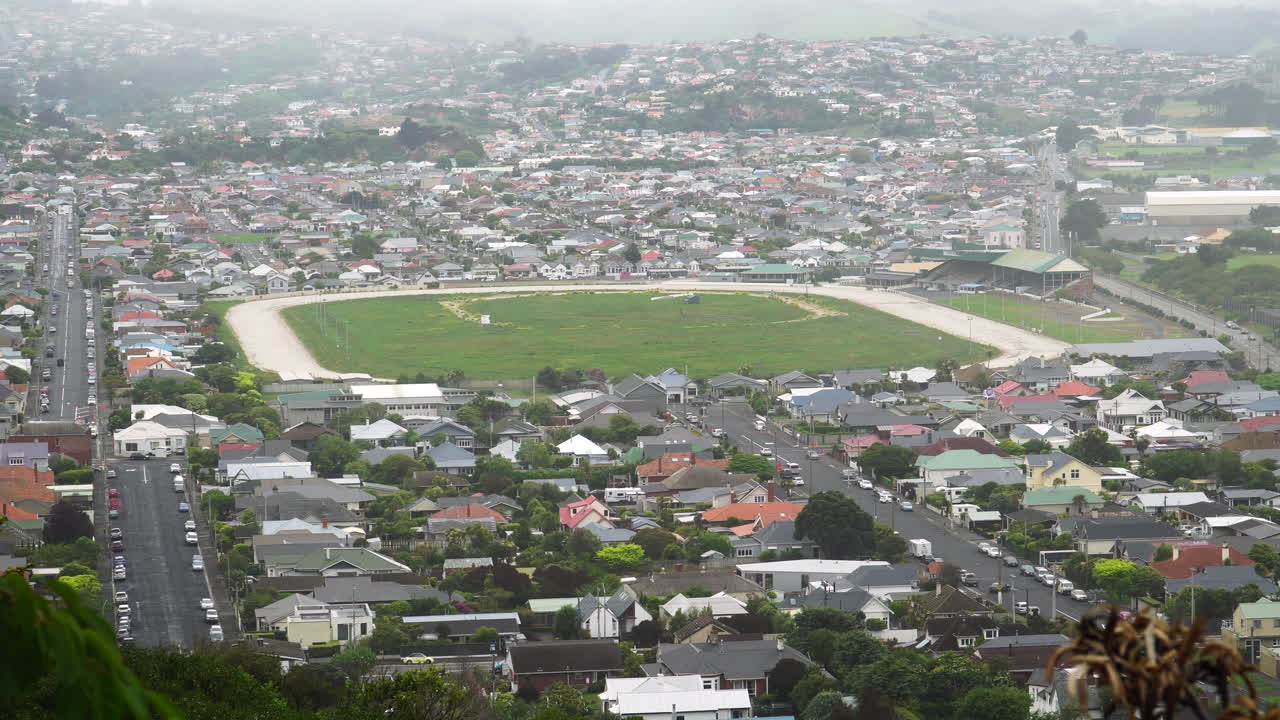 도시 한가운데 놀이터의 공중 샷