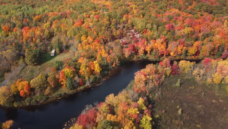 Toma-Aérea-De-Un-Hermoso-Campamento-Al-Lado-Del-Lago-Dentro-Del-Vasto-Paisaje-Del-Parque-Provincial-De-Algonquin-Durante-El-Otoño