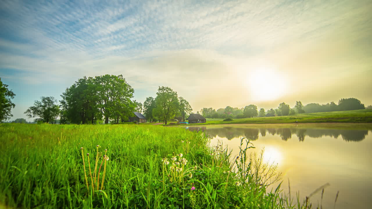 아름다운 호수 근처에 있는 시골집의 하루 종일 진정 시간 경과