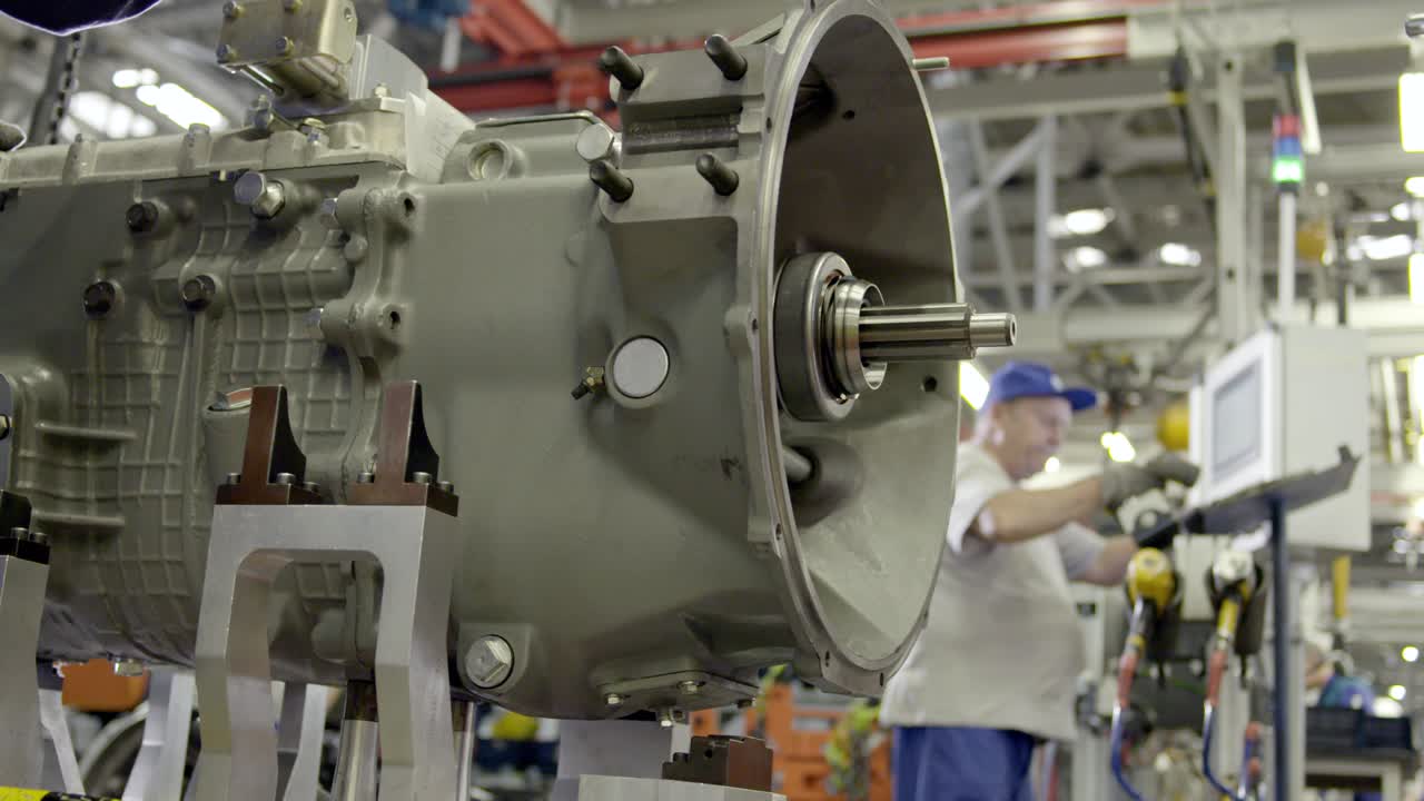 ensamblaje de transmisión en una fábrica