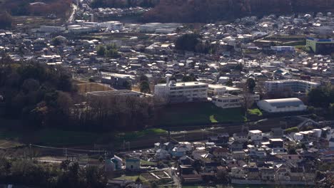 tren que pasa por el paisaje típico de la campiña japonesa