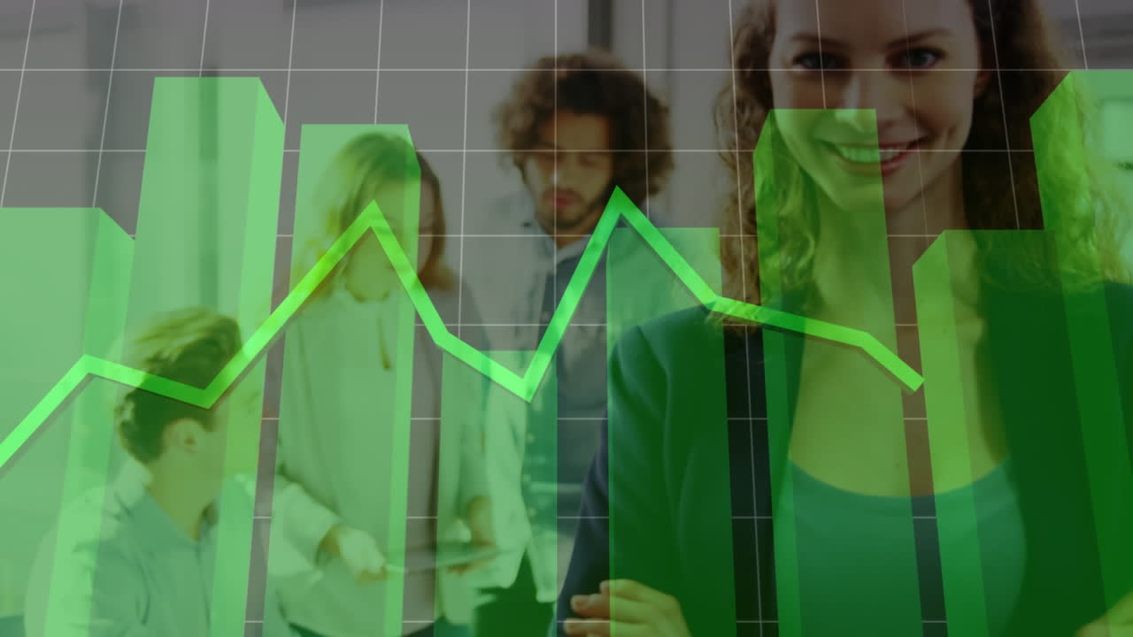 animación de procesamiento de datos estadísticos sobre mujer de negocios caucásica sonriendo en la oficina