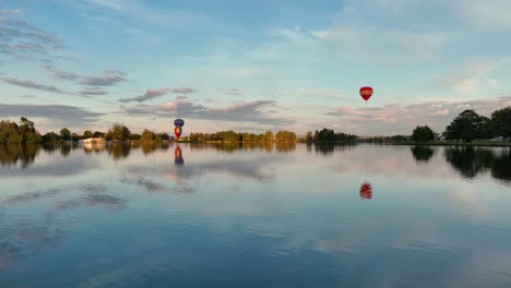 Heißluftballons-Starten-Und-Fliegen-über-Hamilton-City-In-Neuseeland-Zum-Ballonfestival