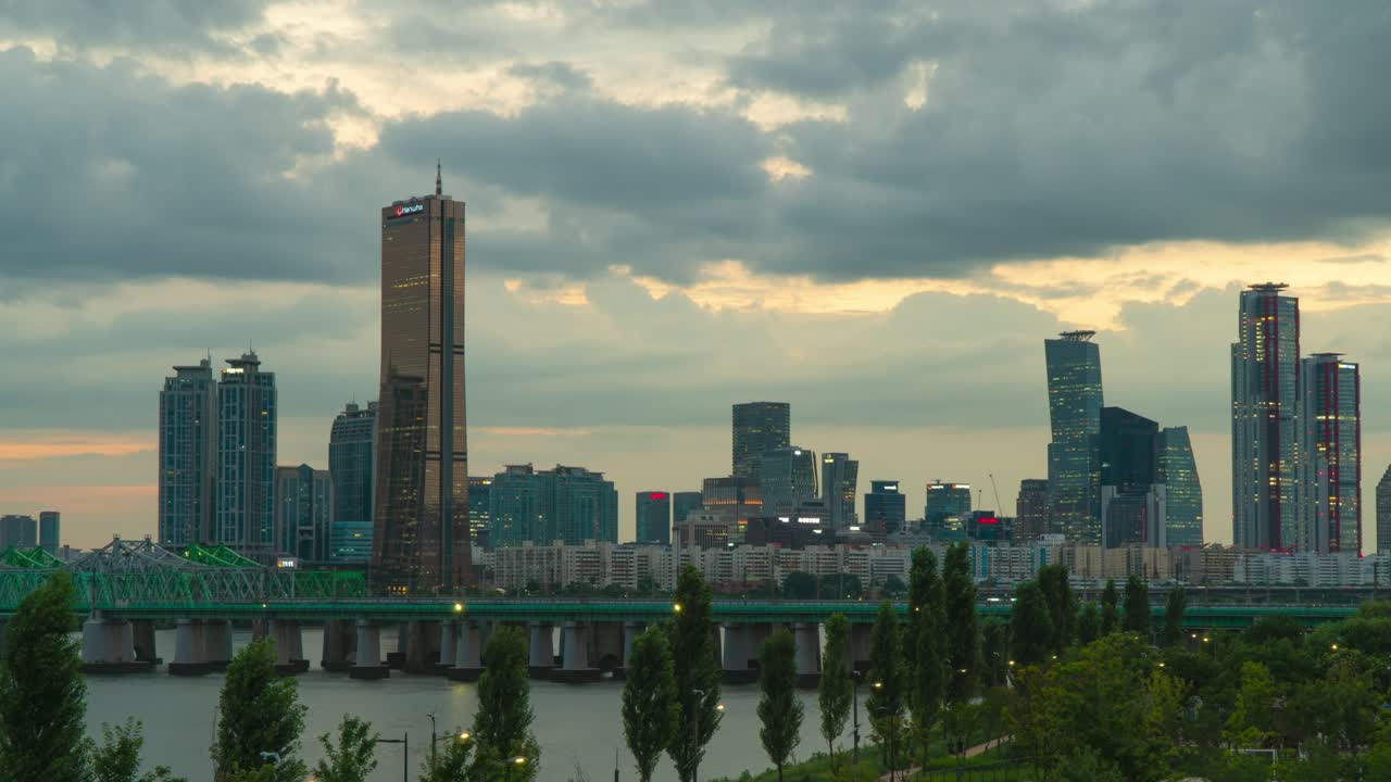 한국 서울의 일몰에 여의도 스카이라인과 함께 63제곱미터 마천루
