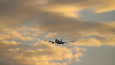 avión en el cielo nublado de la noche