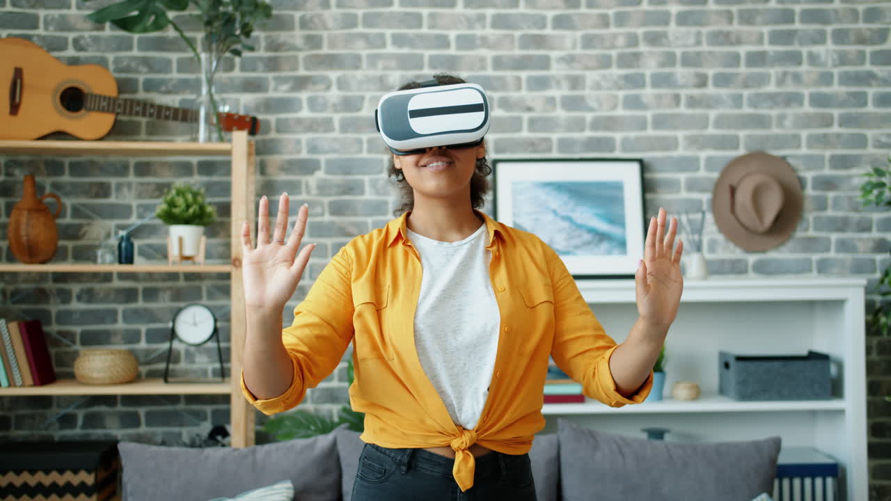 mujer experimentando la realidad virtual en casa