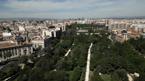 Drone-Volando-Sobre-El-Parque-En-Valencia,-España