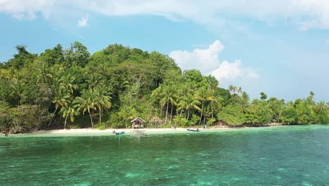 Excelente-Toma-Aérea-De-Una-Isla-Remota-En-Raja-Ampat,-Indonesia