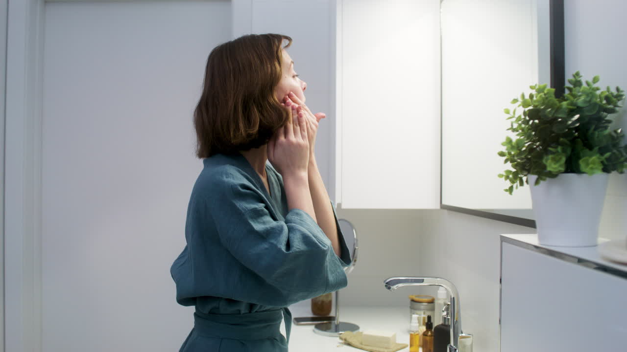 Женщина в ванной.