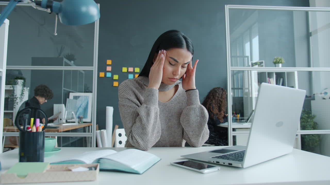 현대 사무실 에서 노트북 을 사용 하는 여자