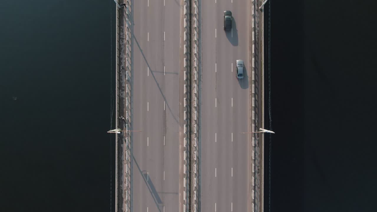 교통 이 있는 물 위 의 다리 의 공중 사진