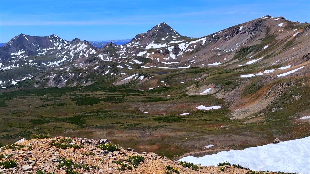 Elkhead Pass høj alpin tundra Mount Belford Oxford 14er smeltende sne gletsjer forår solrig morgen blå himmel Colorado Missouri Gulch sti Rocky Mountains Collegiate Peaks Wilderness Sawatch Range panorering