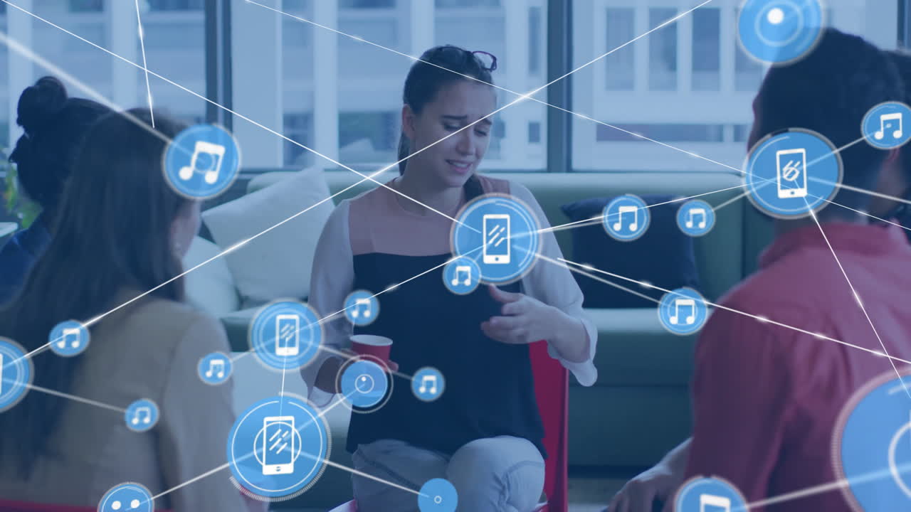 animación de la red de conexiones con dispositivos iconos sobre diversas personas de negocios en la oficina