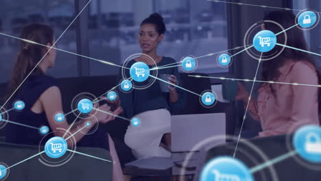 animación de la red de conexiones entre diversos colegas utilizando la computadora portátil en la reunión en la oficina