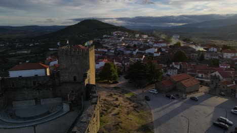 Eine-Drohne-Fliegt-Am-Turm-Von-Belmont-Castle-Vorbei-über-Den-Dächern-Der-Antiken-Stadt