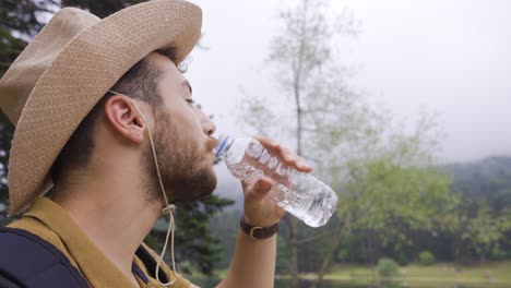 El-Aventurero-Que-Camina-Por-El-Bosque-Está-Bebiendo-Agua.