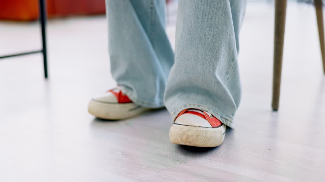 발을 두드리고 지루한 사람을 기다리고 있습니다.