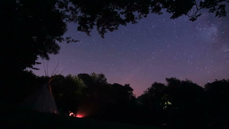 timelapse cinematográfico de acampar bajo las estrellas