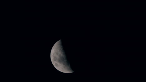 luna brillando en el cielo nocturno negro