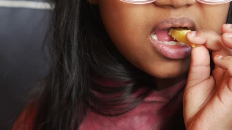 una chica joven comiendo papas fritas.