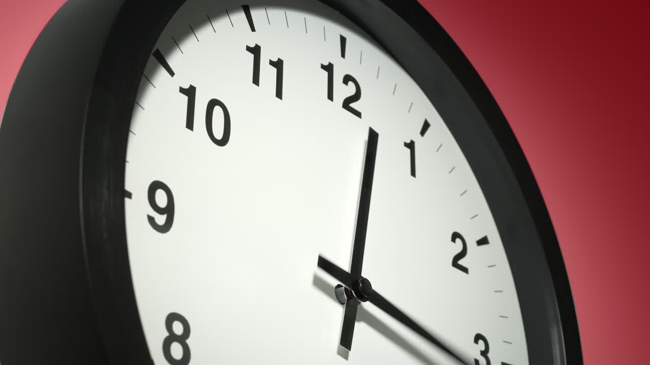 버곤디 체리 은 벽에 있는 시계 표지판