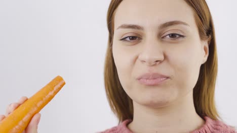 retrato en primer plano de una mujer comiendo zanahorias. comiendo verduras.
