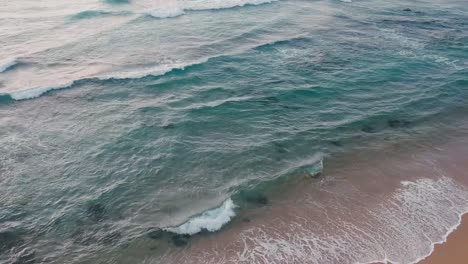 Olas-Rompiendo-En-Una-Playa-Privada