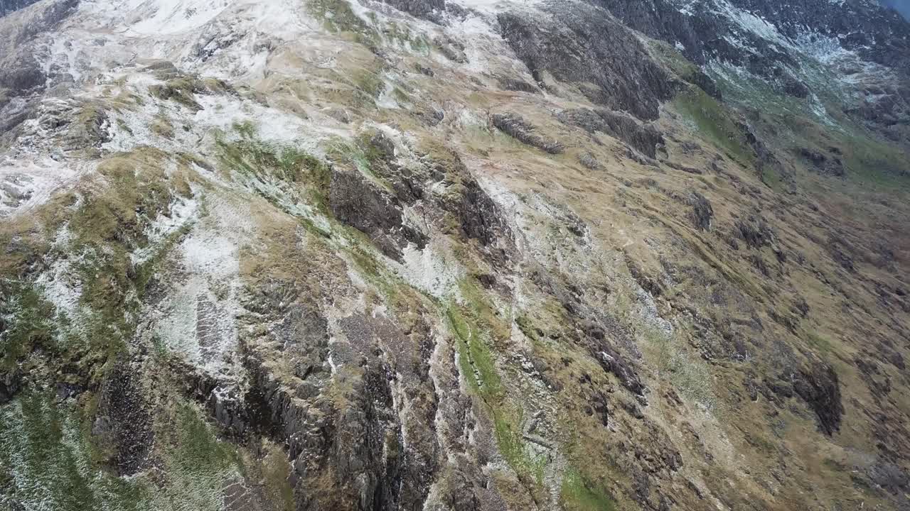 4K dronevideo af Snowdonia om vinteren
