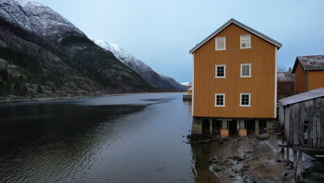 Pueblo-Antiguo-Mosjoen,-Coloridas-Casas-Tradicionales-Noruegas-En-El-Norte-De-Noruega---Escandinavia