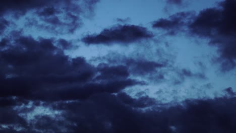 nubes oscuras moviéndose en el cielo. tarde en la noche