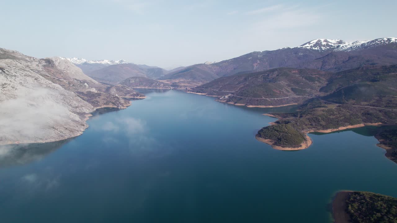 산 에 있는 호수 의 놀라운 공중 풍경