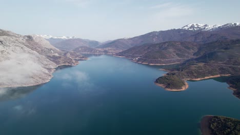 impresionante vista aérea de un lago de montaña