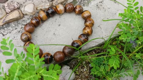 Nahaufnahme-Eines-Rosenkranzarmbandes-Aus-Holz