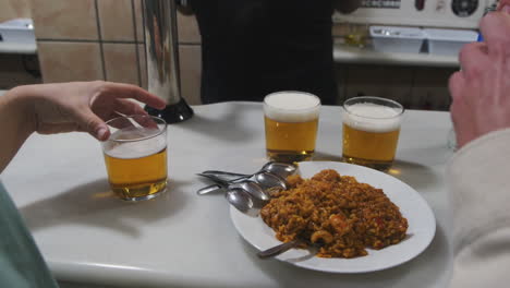 esperienza di ristorazione casuale: amici che condividono tapas e birre al bar