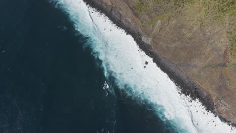 Imágenes-De-Drones-De-Arriba-Hacia-Abajo-De-Olas-Rompiendo-En-Acantilados-Dramáticos-Sobre-El-Océano-Atlántico-En-La-Isla-De-Sao-Jorge,-Azores,-Portugal