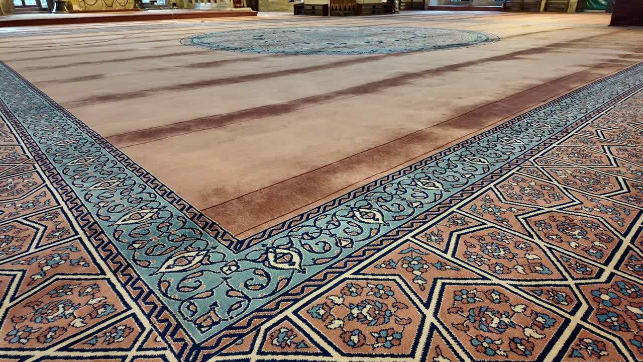 Tappeto da preghiera ornamentale in una moschea