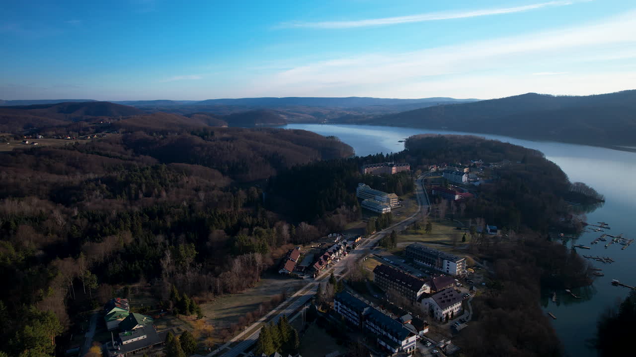 vista aérea del maravilloso paisaje del parque polanczyk con el lago