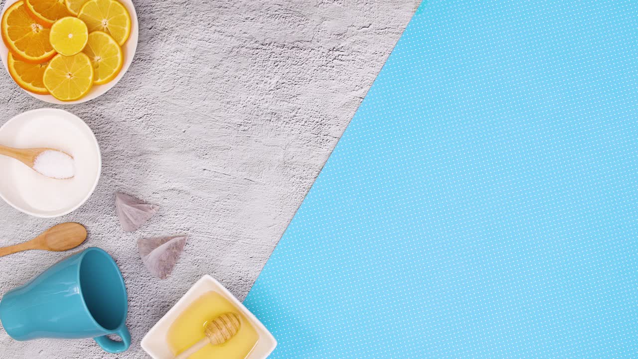 차 공급 컵, 레몬, 은 왼쪽에서 중간으로 이동합니다.