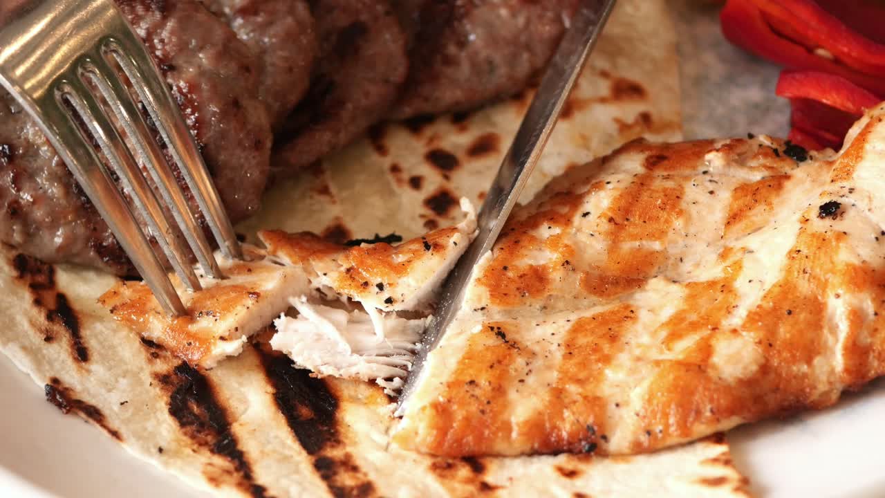 delicioso pollo a la parrilla y albóndigas con pan pita y pimienta roja