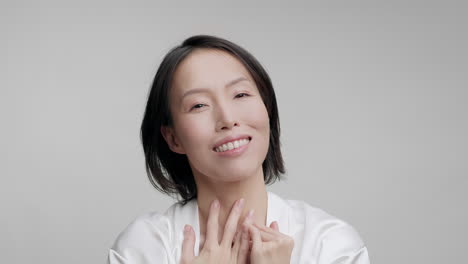 웃는 아시아 여성 초상화