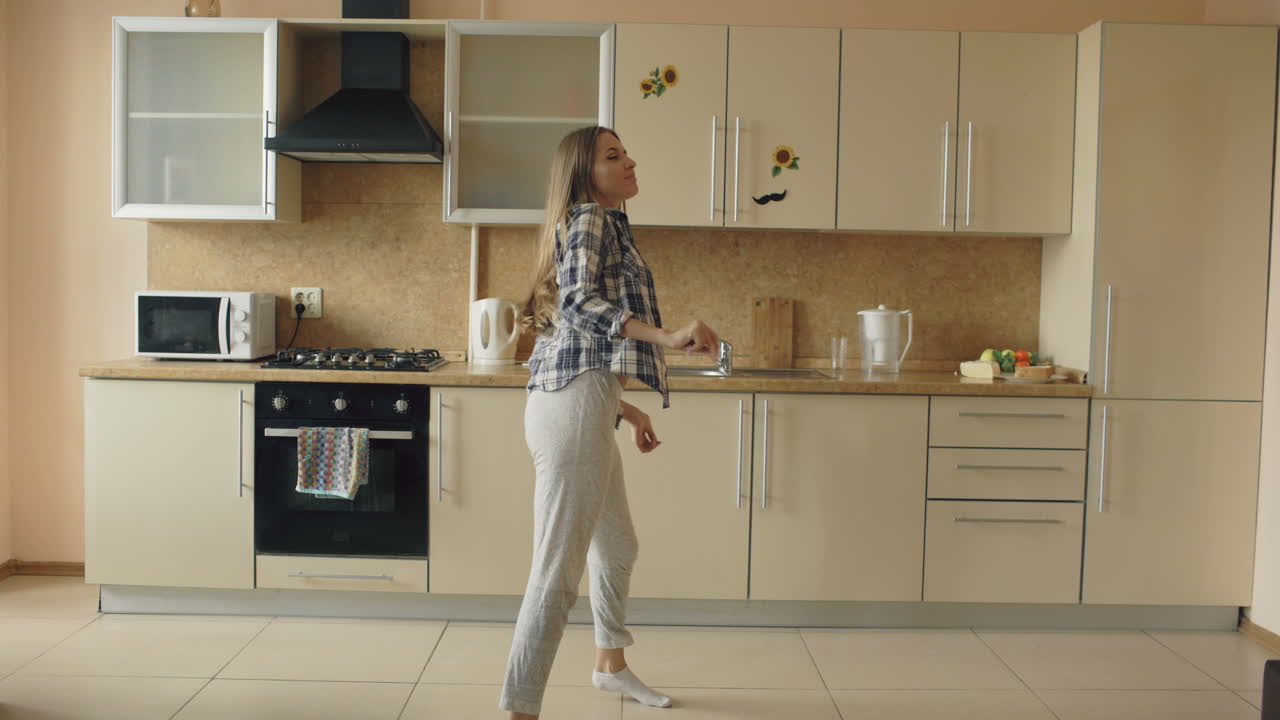Donna che balla in cucina