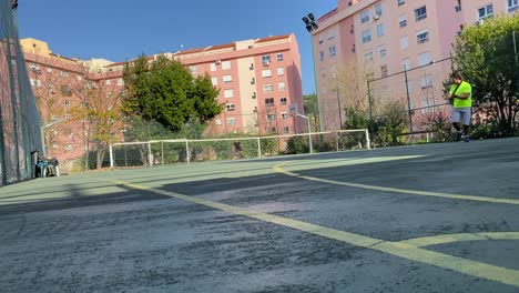 Gepaartes-Tennisspiel-Zwischen-Jungen-Zwei-Männern-Auf-Einem-Tennisplatz-Im-Freien