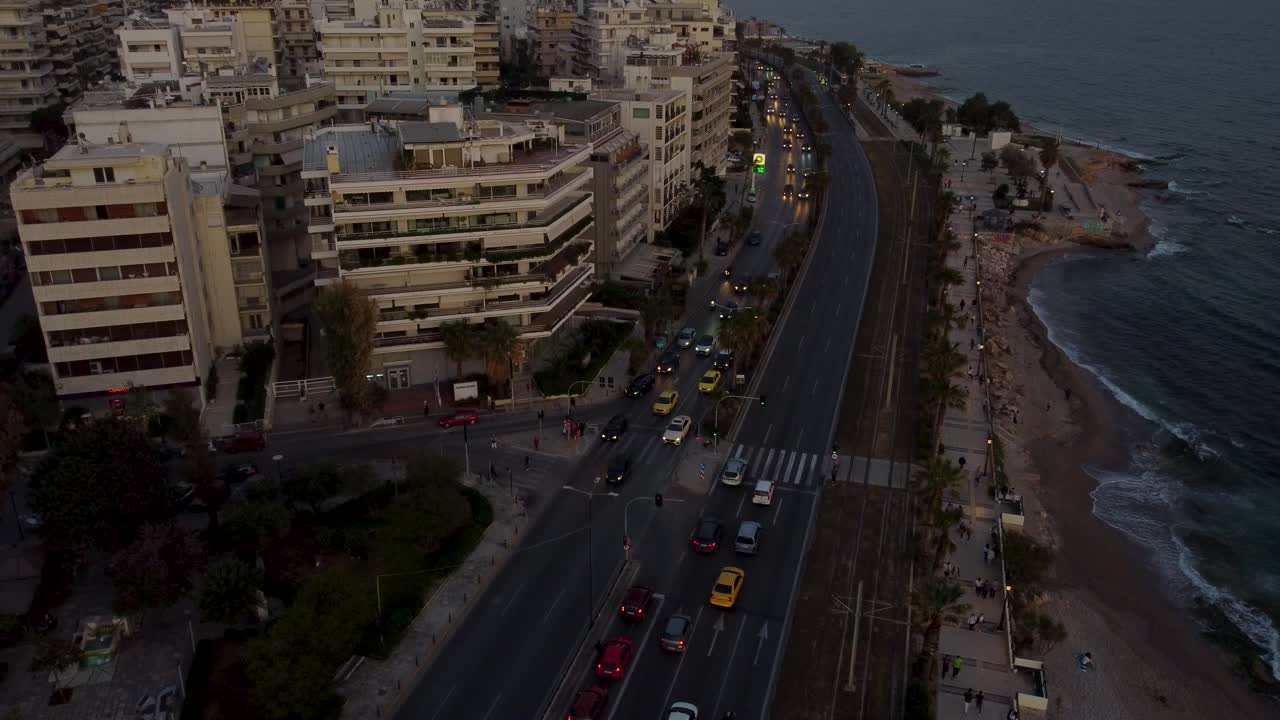tráfico crepuscular ocupado en flisvos, palaio faliro, atenas, grecia