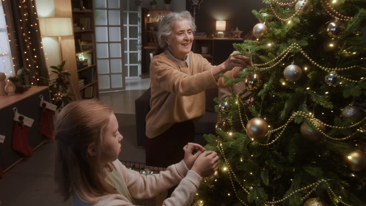 familia decorando el árbol de navidad juntos